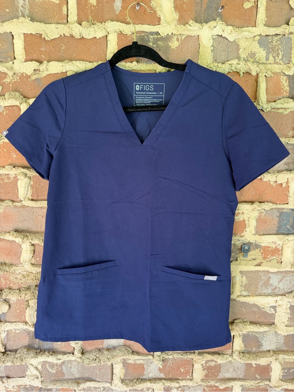 FIGS Navy Women’s Casma Scrub Top Style# FW1100